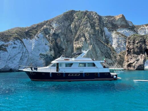 Noleggio Barca A Motore Hatteras M Y Ponza Click Boat