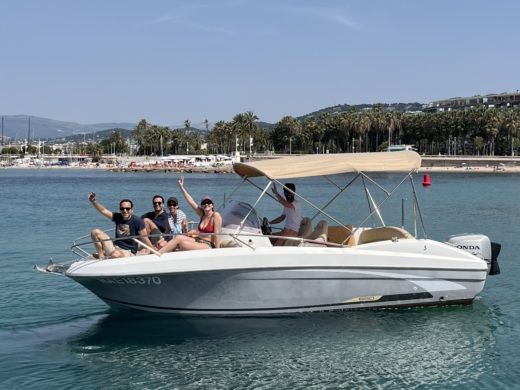 Cannes Motorboat Beneteau Flyer 650 Sundeck alt tag text