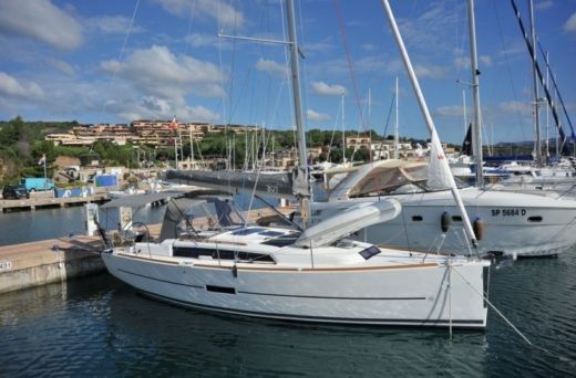 Noleggio Barca A Vela Dufour 360 Gl 2018 Portisco Click Boat