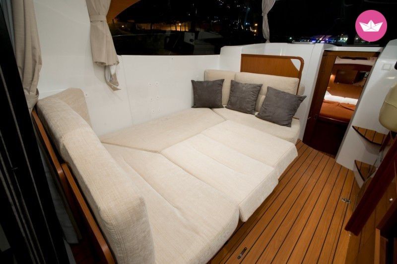 Charter Motorboat Beneteau Antares 30 Fly Split