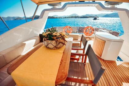 Luxury Motor yacht with a capacity of 8 people