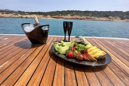 Hire Motorboat Cranchi DayCruise 35S Capri