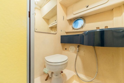 Explore Dubai on New Luxury 50ft Yacht best offer in Dubai Marina for up to 12 guest