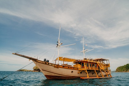 Verhuur Zeilboot Iron wood Phinisi West Manggarai Regency