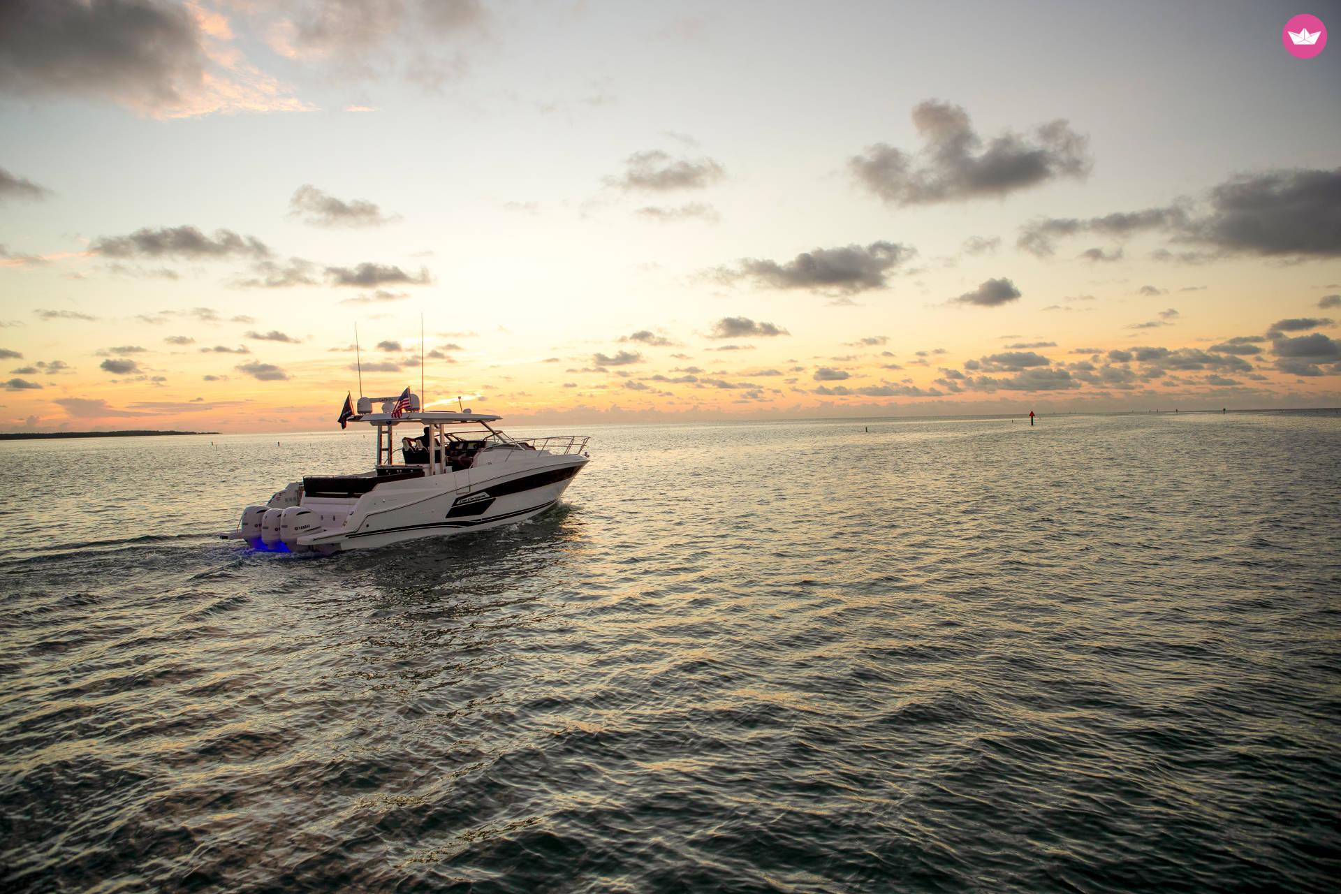 Bateau à moteur Jeanneau Cap Camarat 12.5 WA 900cv 8