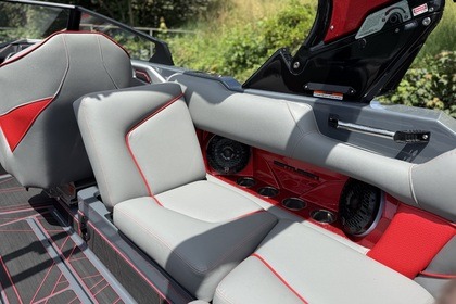 **Surf Fun & Sun Mastercraft X80**