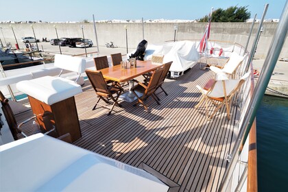 Charter Motor yacht Van Der Beldt Navetta 27 Round Stern Sorrento