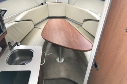 Enjoy between lake and mountains aboard our magnificent Bayliner 255!