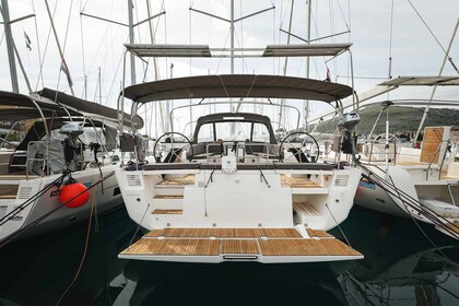 Rental Sailboat Dufour Yachts Dufour 530 - 5 + 1 cab. Trogir