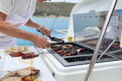 PAX ABYSSI: catamarano con opzione chef privato