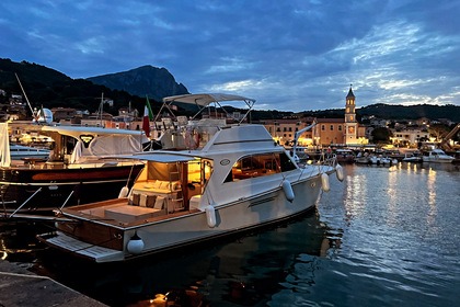 Charter Motorboat Ocean Yacht Inl. USA 48 Scario