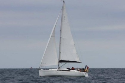 Rental Sailboat BENETEAU OCEANIS 31 La Trinité-sur-Mer