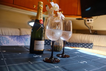 Verhuur Motorboot Sunseeker 47 Sunseeker 47 Glyfada