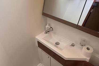 OCEANIS 46.1 (with A/C and GENERATOR)