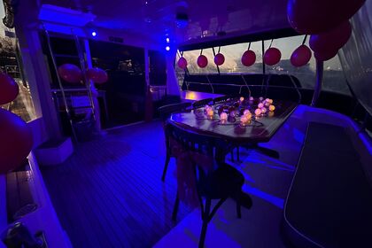 Comfortable yacht tour