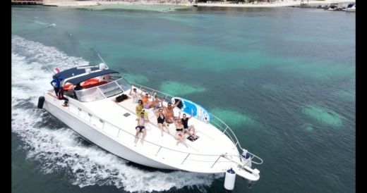 Cancún Motor Yacht Sea Ray SUNDANCER alt tag text