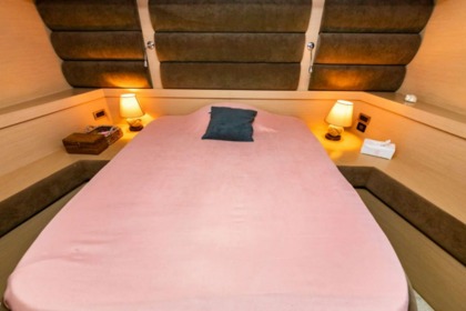 Luxury motor yacht with a capacity of 8 people