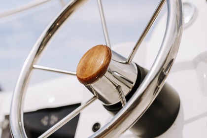 Alugue este iate para conhecer Menorca e suas prai