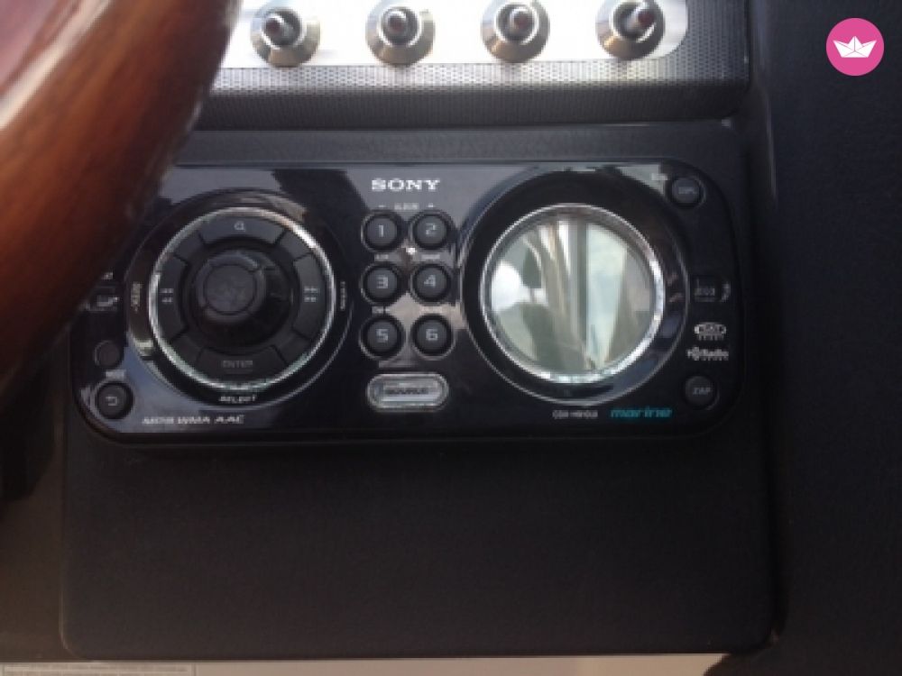 Motorboat Four Winns 242 Sl for hire