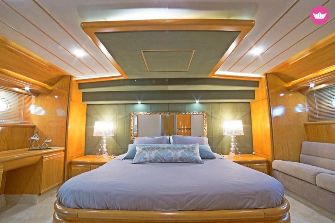 Motorboat Ferretti 75 for hire