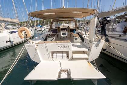 Hire Sailboat Dufour Yachts Dufour 430 GL Saint-Mandrier-sur-Mer