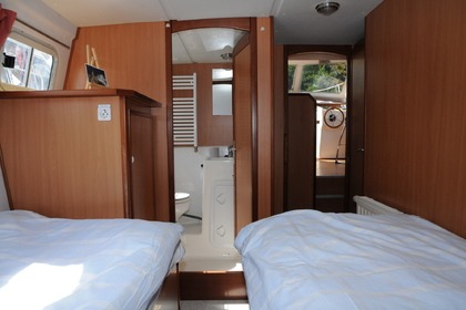 Rent this 42 Trio Prestige houseboat and get to kn