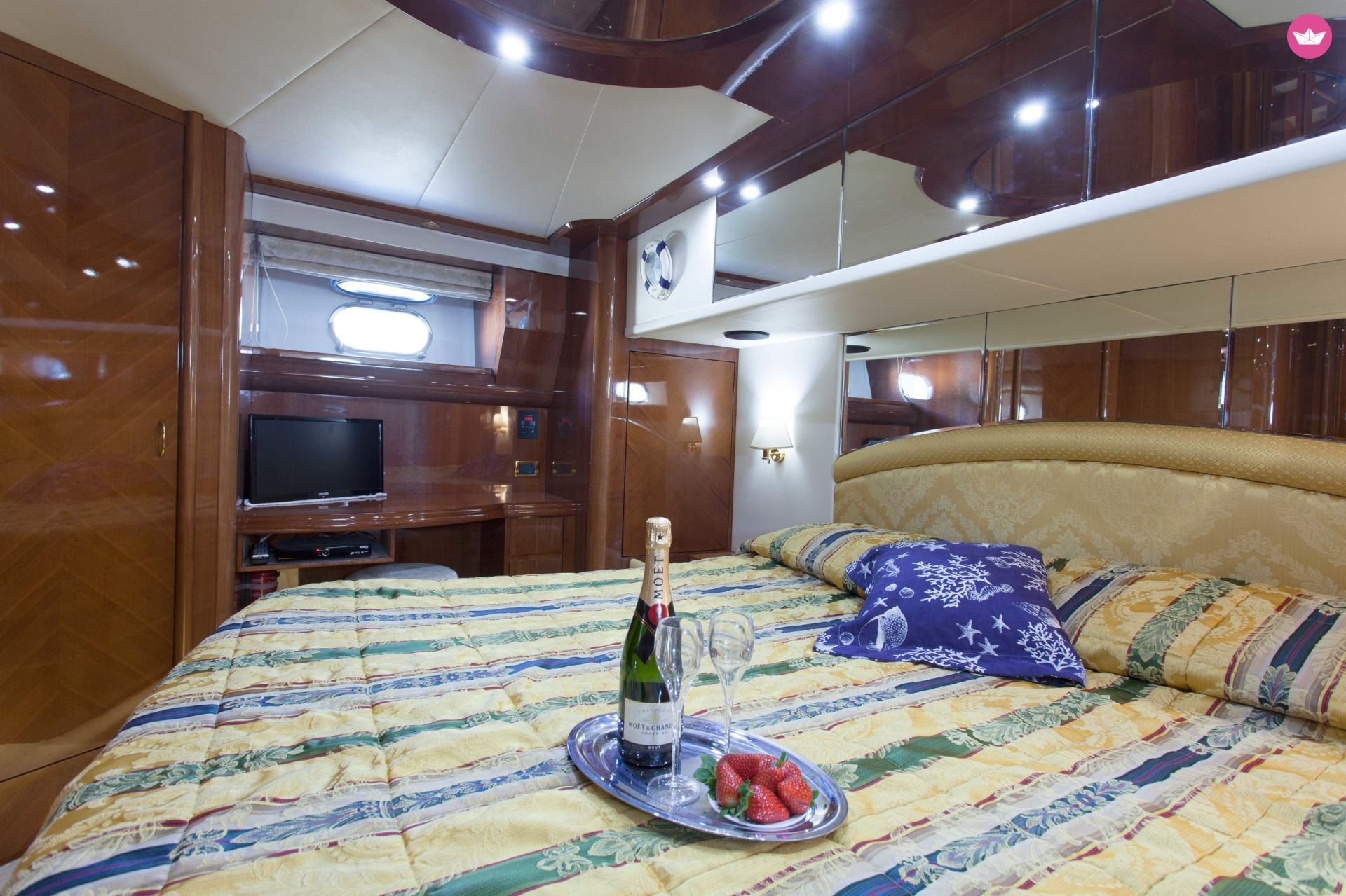 Motorboat Firebird 68 Fly for hire