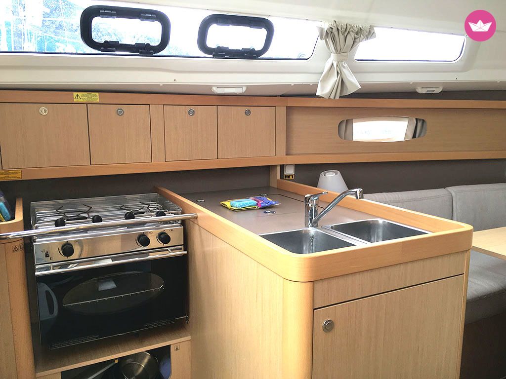 Sailboat Beneteau Oceanis 31 for hire
