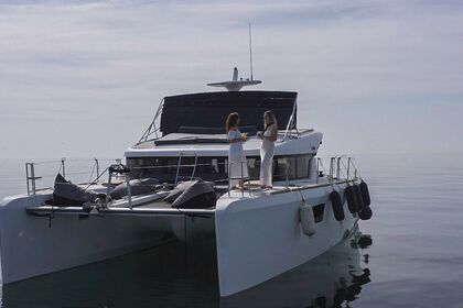 Lagoon 40 power catamaran with a capacity of 8 people