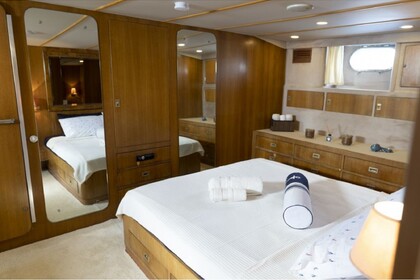 M398 Ultraluxury Motoryacht For Rent 6 People