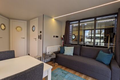 Rent this motorboat of 10 meter to reach the best