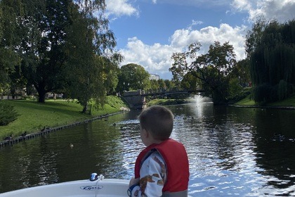 Cruise Riga in Style with the Bayliner 185!