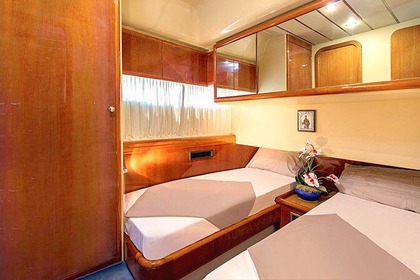 Alanya Feretti 52 Fly 26 Capacity