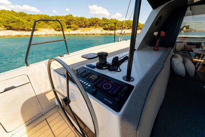 Charter Catamaran Vaan Yachts Vaan R4 Electric Šibenik