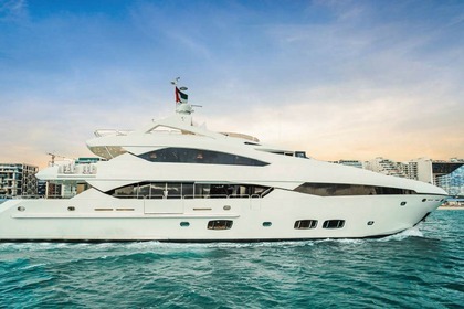 40 Meters Yacht with Jakuzi in Dubai on Your Service