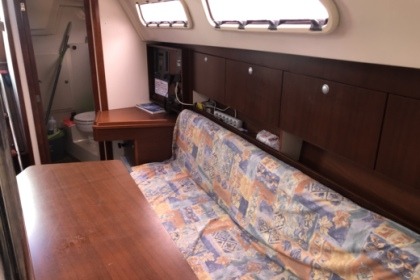 Alugue este veleiro para conhecer Barcelona e suas