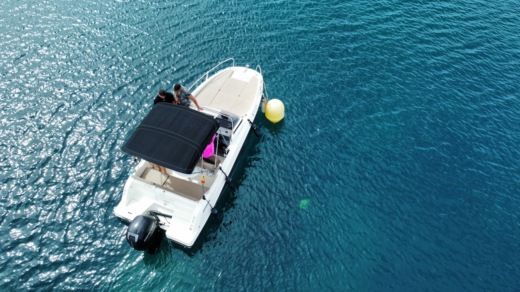 Motorboat Quicksilver Activ 605 Sundeck Boat layout