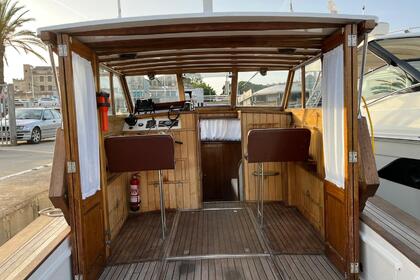 Navegue em um barco clássico de madeira pela Costa do Garraf – Skipper, combustível e extras incluídos