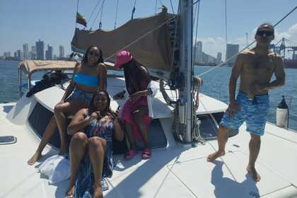 Navega con confort. Alquila precioso catamarán en Cartagena de Indias