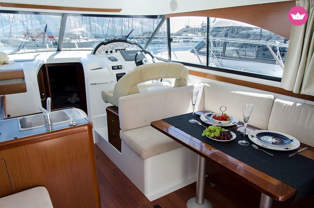Motorboat Beneteau Antares 36  