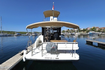 Charter Motorboat Cobra Futura 40 Grand Horizon Šibenik