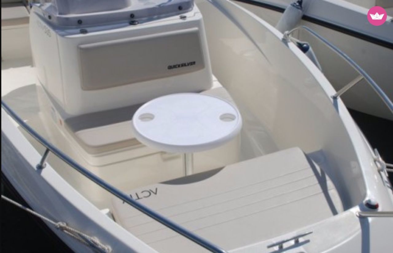 Motorboat Quicksilver Activ 555  
