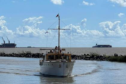 Sail into Elegance: Unforgettable Yachting Experience on the Río de la Plata and Delta del Paraná
