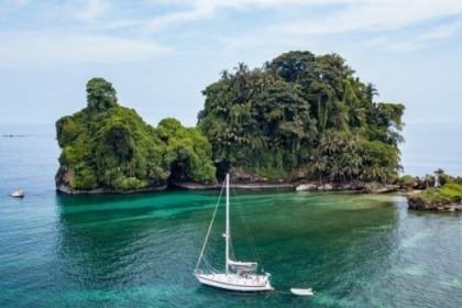 Charter Sailboat Endeavor Endeavor center cockpit E40 Bocas del Toro