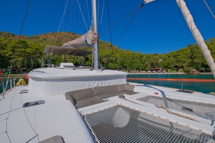 Lagoon 450F Catamaran with a capacity of 6 people