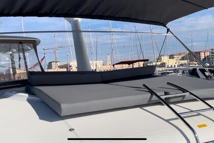 Lagoon 40 power catamaran with a capacity of 8 people