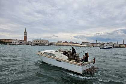 Miete Motorboot Chris Craft Supercatalina 28 Venedig