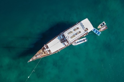 Rental Sailboat Bira Phinisi Komodo