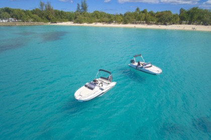 Hire Motorboat Flyer FLYER 6.6 SUNDEK Le Gosier