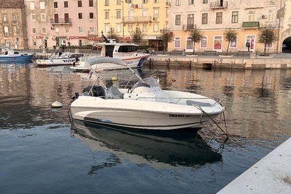 Hire Motorboat Beneteau Flyer 5.5 Senj